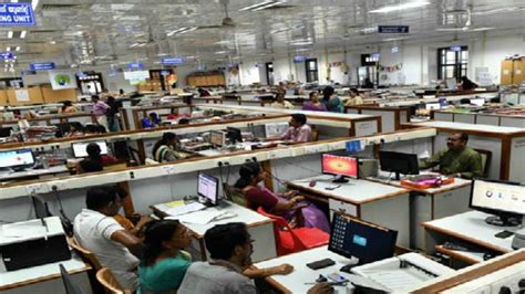 Government studies earlier work hours for state offices to ease .